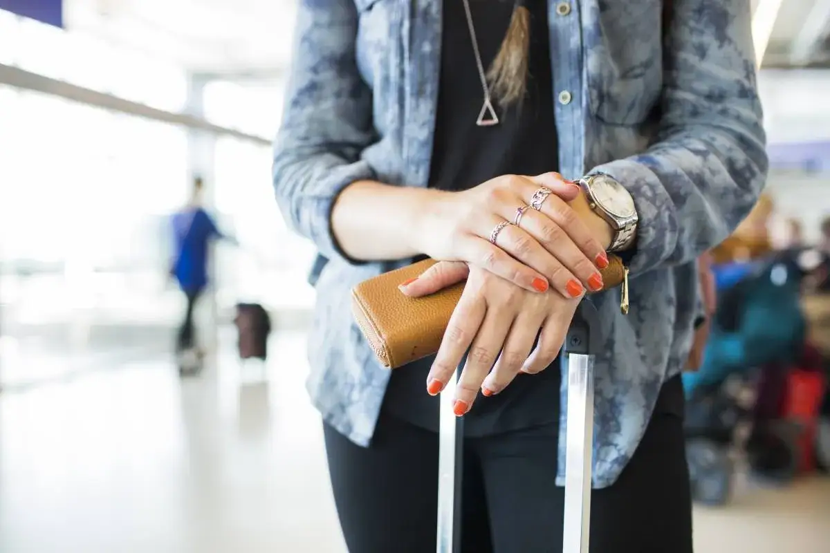 Czy na lotnisku trzeba zdjąć biżuterię? Oto co musisz wiedzieć