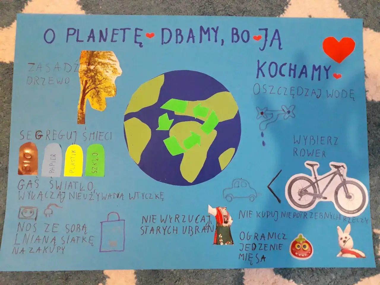 Plakat "Jak chronić środowisko" pokazuje, jak dbać o planetę: segreguj śmieci, oszczędzaj wodę, wybieraj rower.