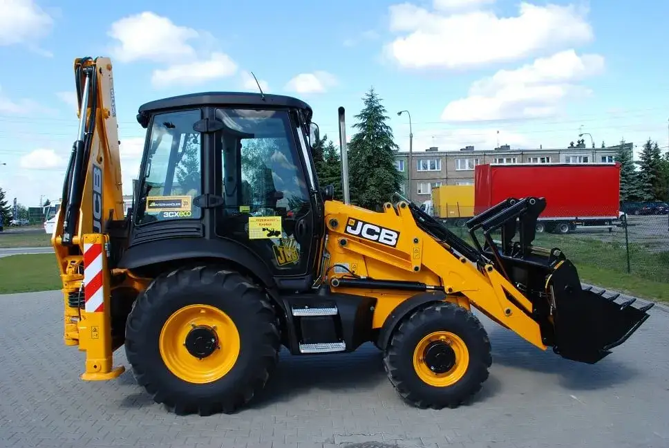 Ile kosztuje kurs koparko-ładowarki? Sprawdź cenę i ukryte koszty