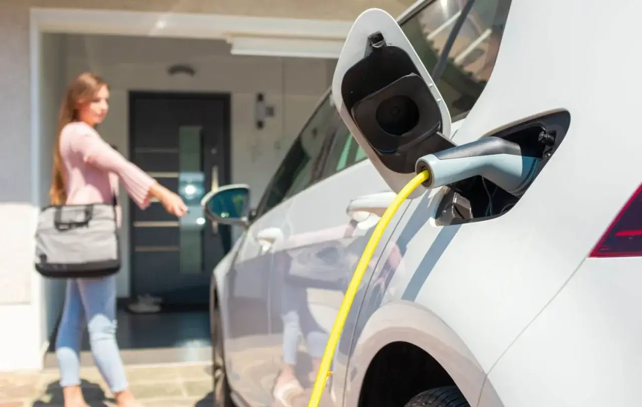 Ile kosztuje ładowanie samochodu elektrycznego w domu? Zaskakujące ceny!