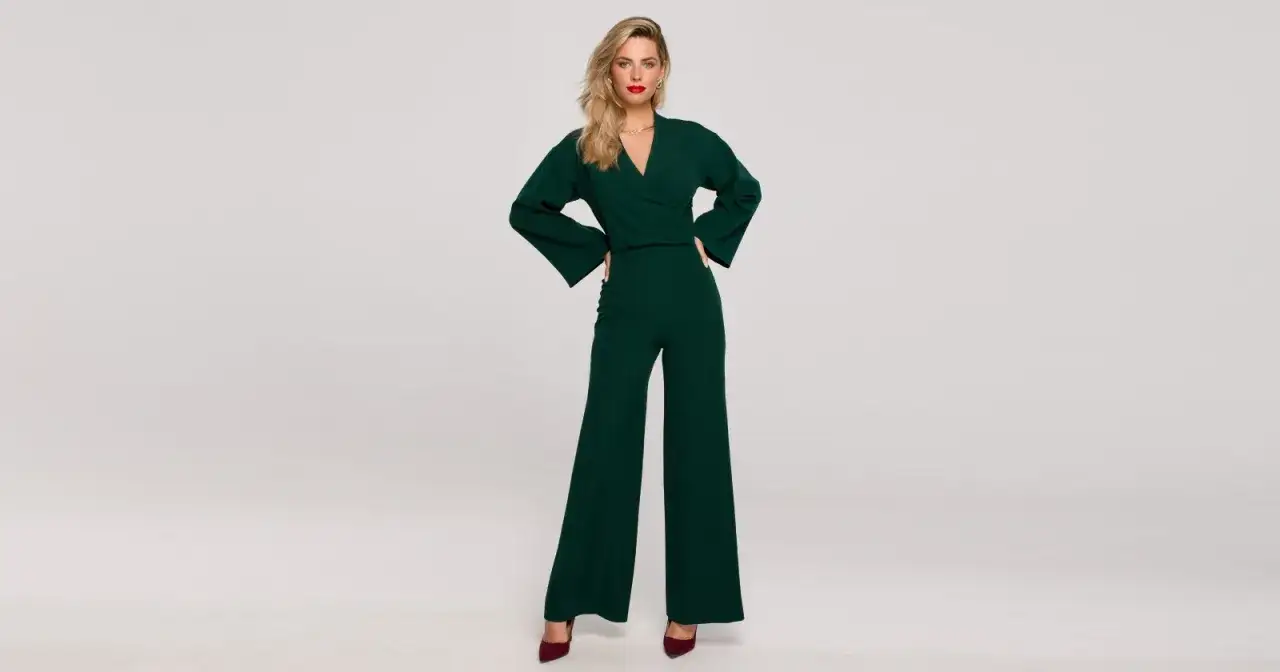 Jak nosić kombinezon? Stylizacje, dodatki i triki dla każdej figury