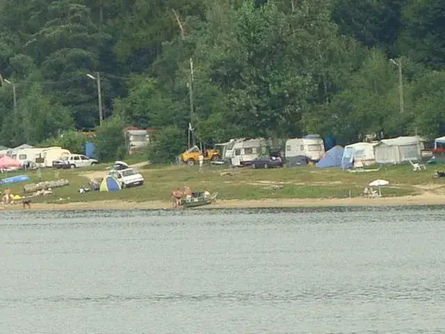 Najlepsze kempingi nad jeziorem Rożnowskim – sprawdź, co wybrać