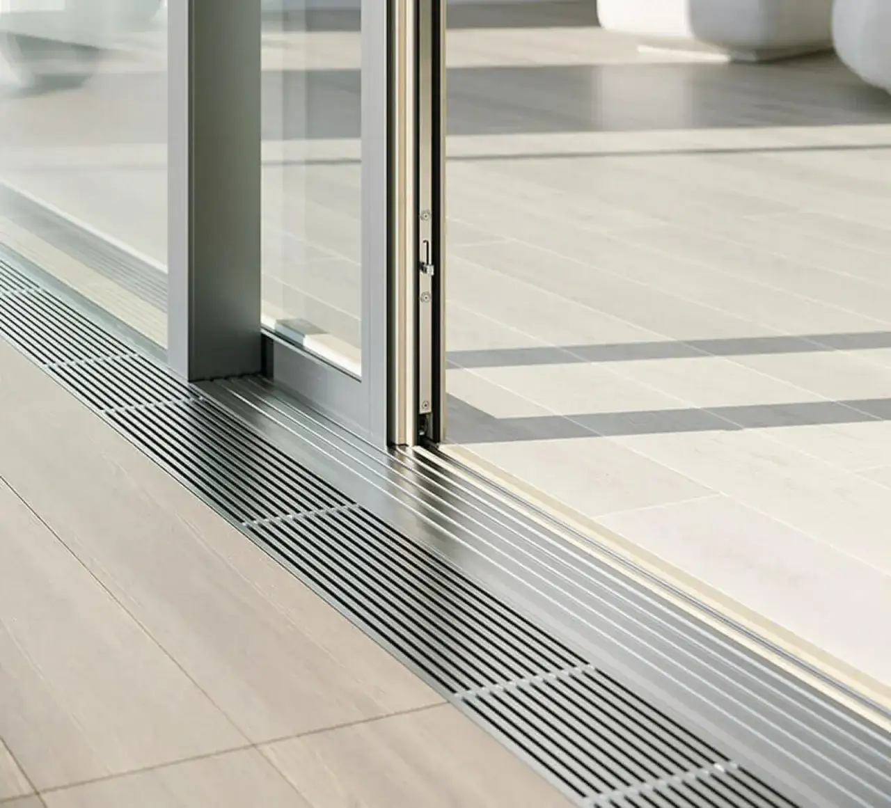 Montaż drzwi nad podłogą - poznaj idealne odległości dla każdej podłogi