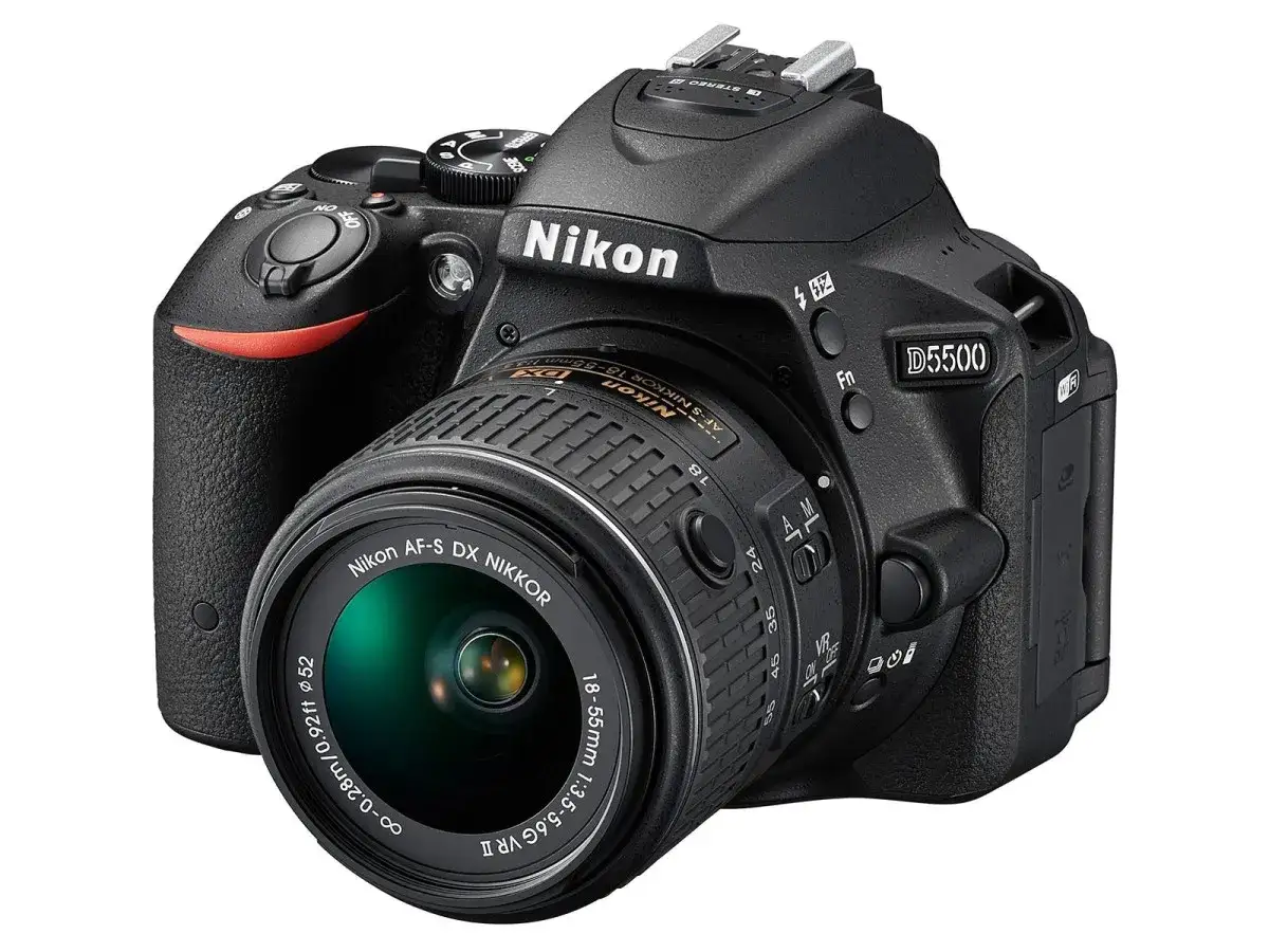 Czarny aparat Nikon D5500 z obiektywem 18-55mm. Ten model to jedna z popularnych lustrzanek Nikon.