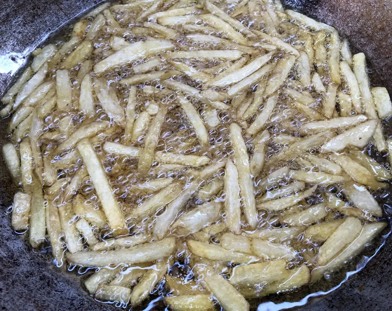 Czy mrożone frytki można smażyć na patelni? Oto skuteczne metody