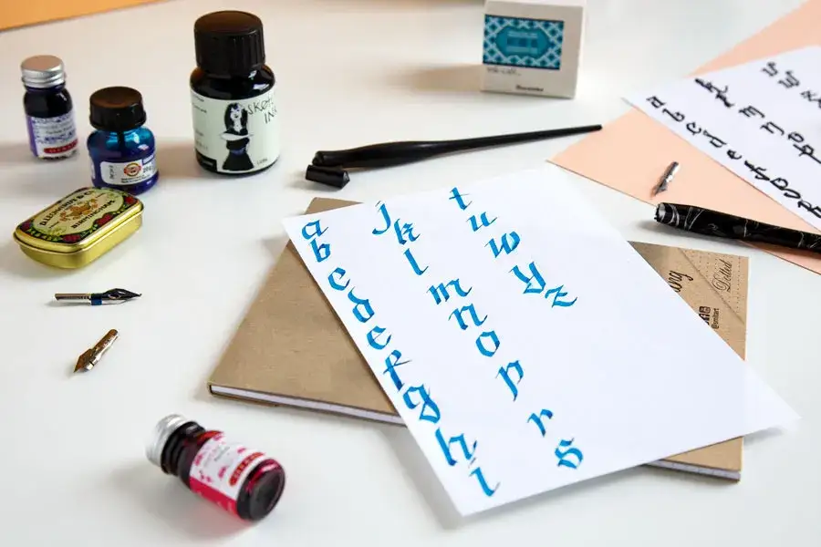 Jak nauczyć się ładnie pisać w zeszycie i uniknąć brzydkiego pisma