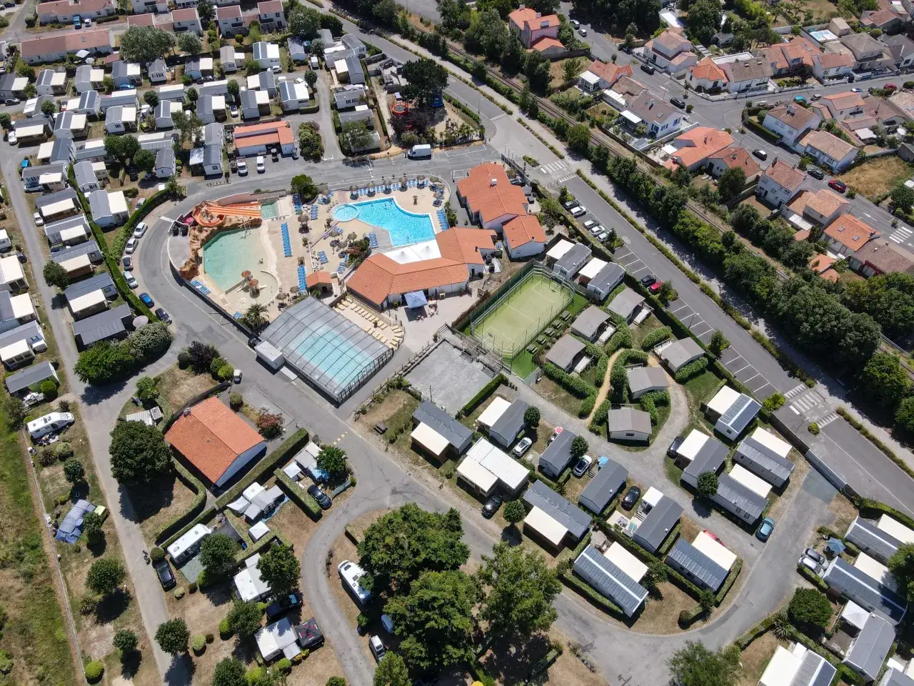 Co to nocleg tranzytowy? Znajdź idealny postój w Polsce!