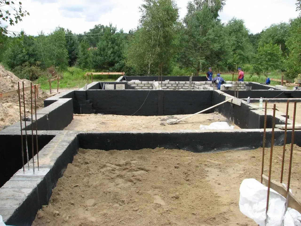 Jak głęboko należy posadowić fundamenty domu - kluczowe czynniki i zalecenia ekspertów