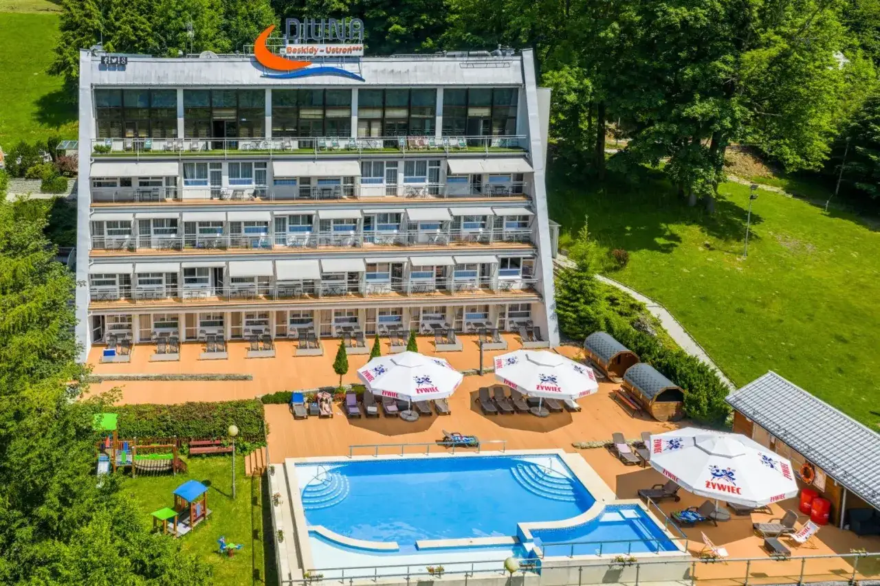 Idealne wisła noclegi z wyżywieniem i basenem. Hotel z basenem, placem zabaw i saunami, otoczony zielenią.