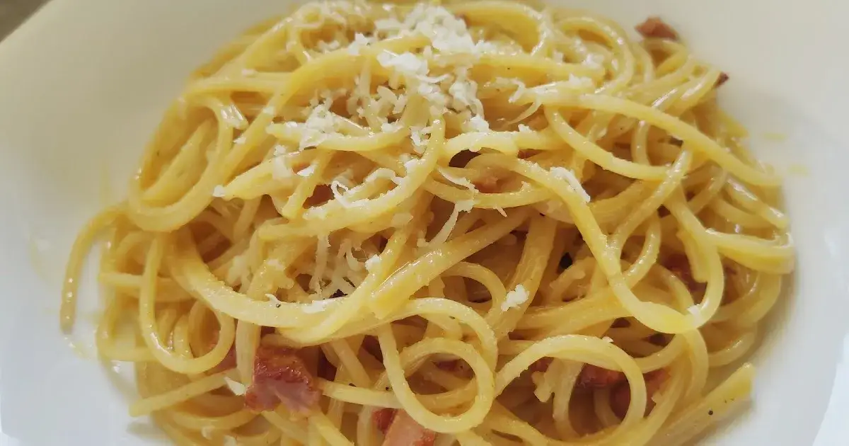 Carbonara bez śmietany: przepis na idealny sos w 15 minut