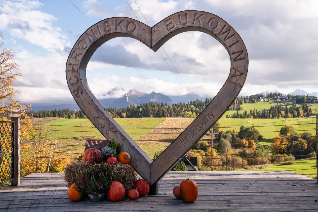 Serce z napisem "Schronisko Bukowina" i dynie na tle gór. Idealne miejsce, by poczuć magię Tatr. Co robić w Bukowinie Tatrzańskiej latem?