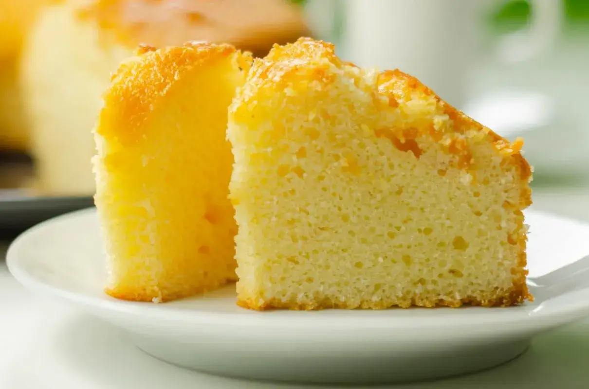 Dwa kawałki puszystego ciasta, idealne do przepisu na ciasto mocno cytrynowe.