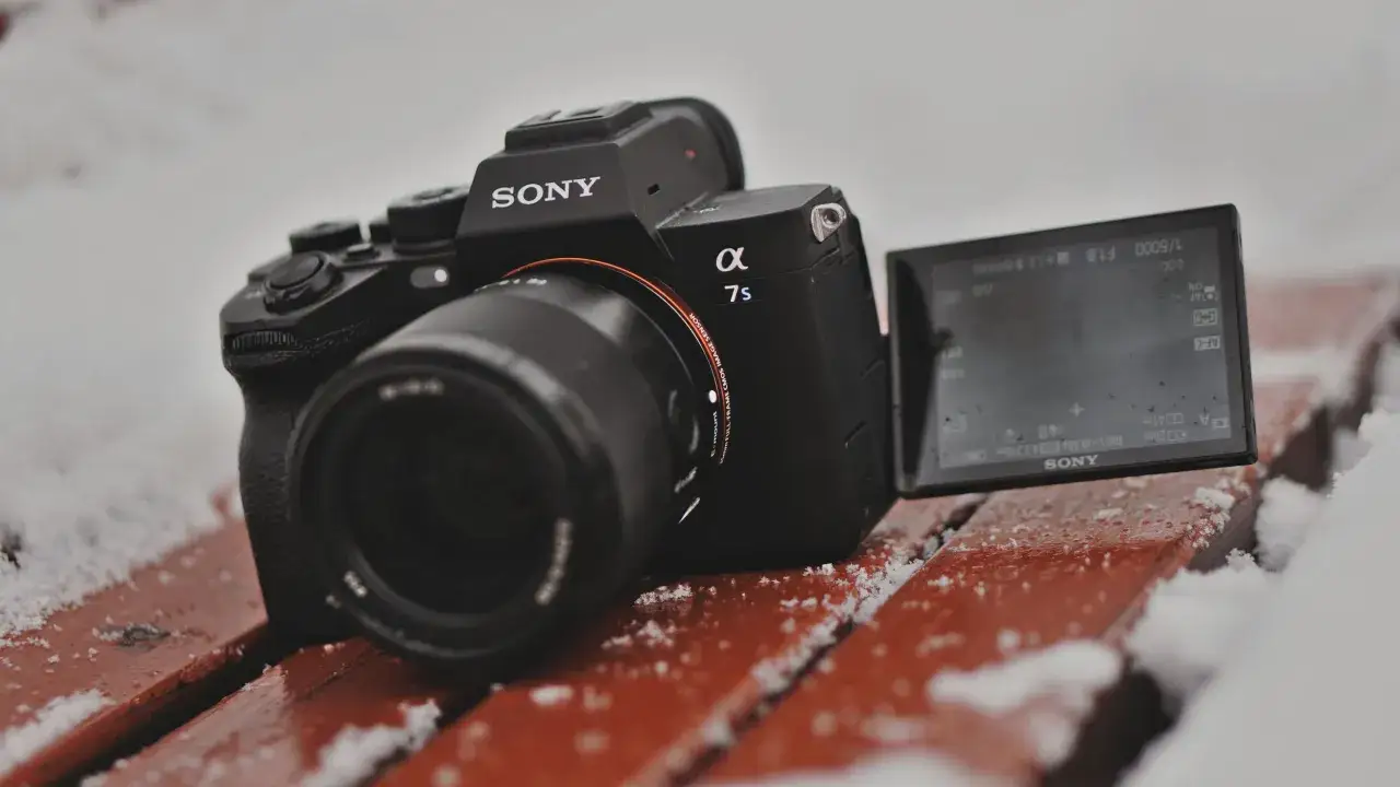 Sony a7s 3 na zimowej ławce, gotowy do uchwycenia zimowych krajobrazów.