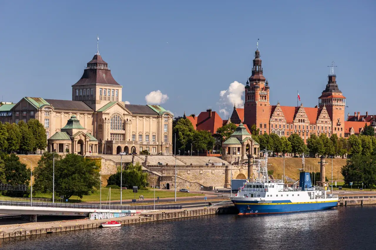 Szczecin, z pięknymi budynkami i statkiem przy nabrzeżu, to dobry punkt startowy, by dowiedzieć się, ile jest ze Szczecina do morza.