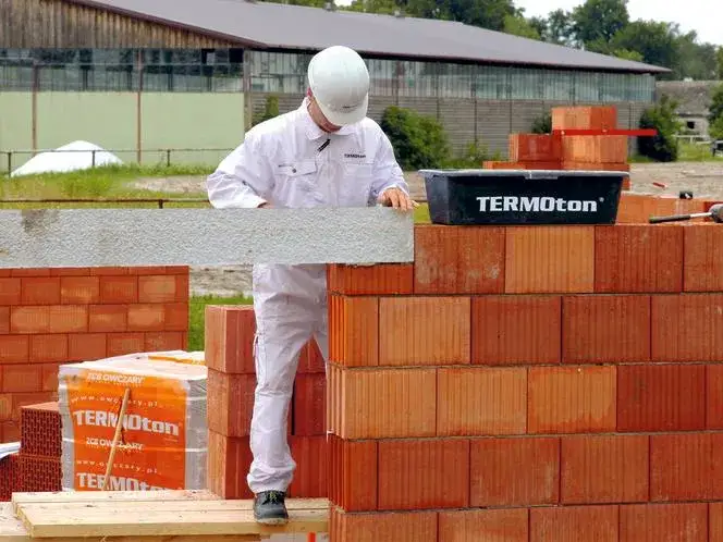 Jaka zaprawa na pierwszą warstwę? Wybierz najlepszą opcję dla muru