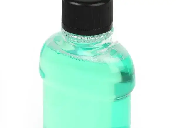 Płyn do płukania ust: Kolejność? Stomatolog radzi, by fluor działał!