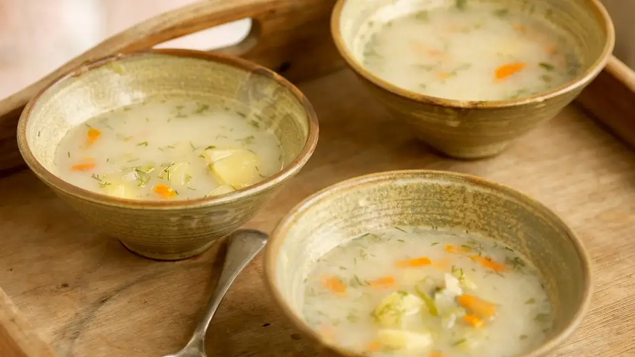 Jak zaprawić zupę ogórkową, by uniknąć zbyt kwaśnego smaku?