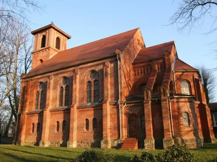 Gdzie można uczestniczyć we mszy świętej w Trzęsaczu? Informator