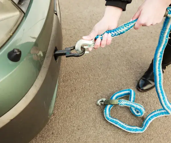 Jaką prędkością można holować samochód? Przepisy, które musisz znać