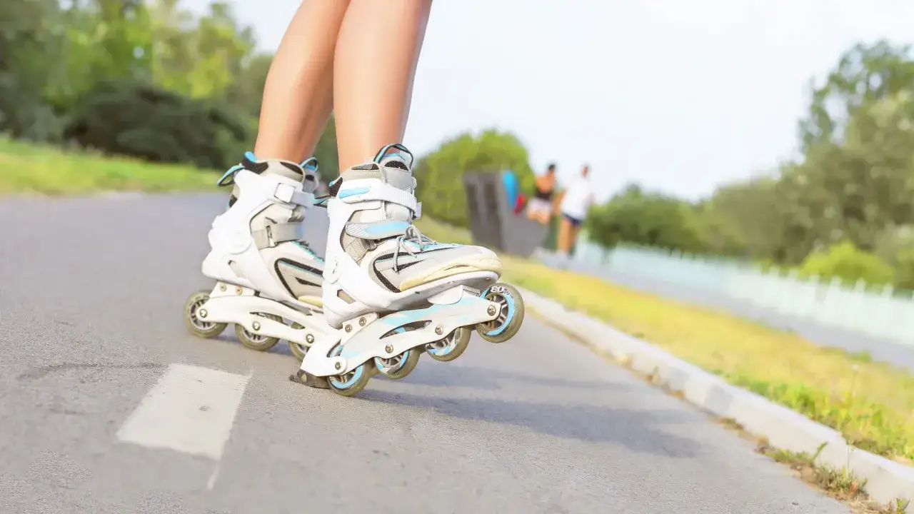 Jak hamować na rolkach hamulcem – uniknij niebezpiecznych upadków