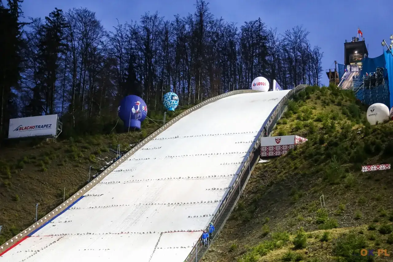Skocznia narciarska w Wiśle przygotowana na puchar świata. Wielkie balony z logo sponsorów unoszą się nad trasą zjazdu.