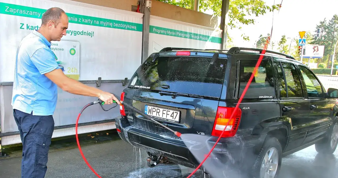 Myjnia bezdotykowa: Jak umyć auto idealnie i bez rys? Poradnik