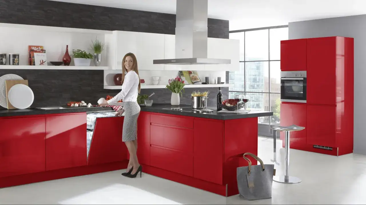 Czerwona kuchnia: jaki kolor ścian? Wybierz idealne tło!