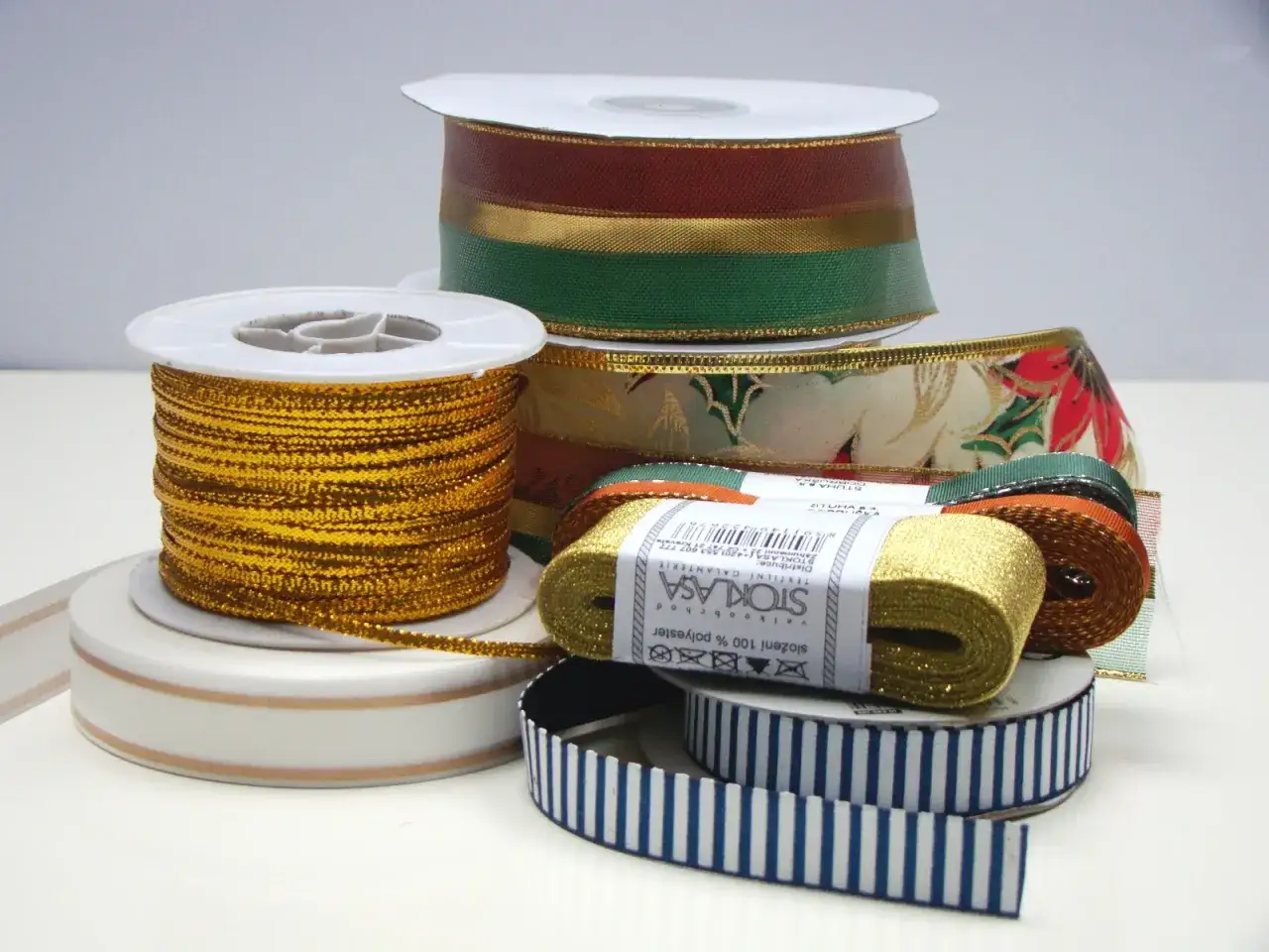 Wiązanie prezentów: Sekrety pięknych kokard i kreatywnych ozdób