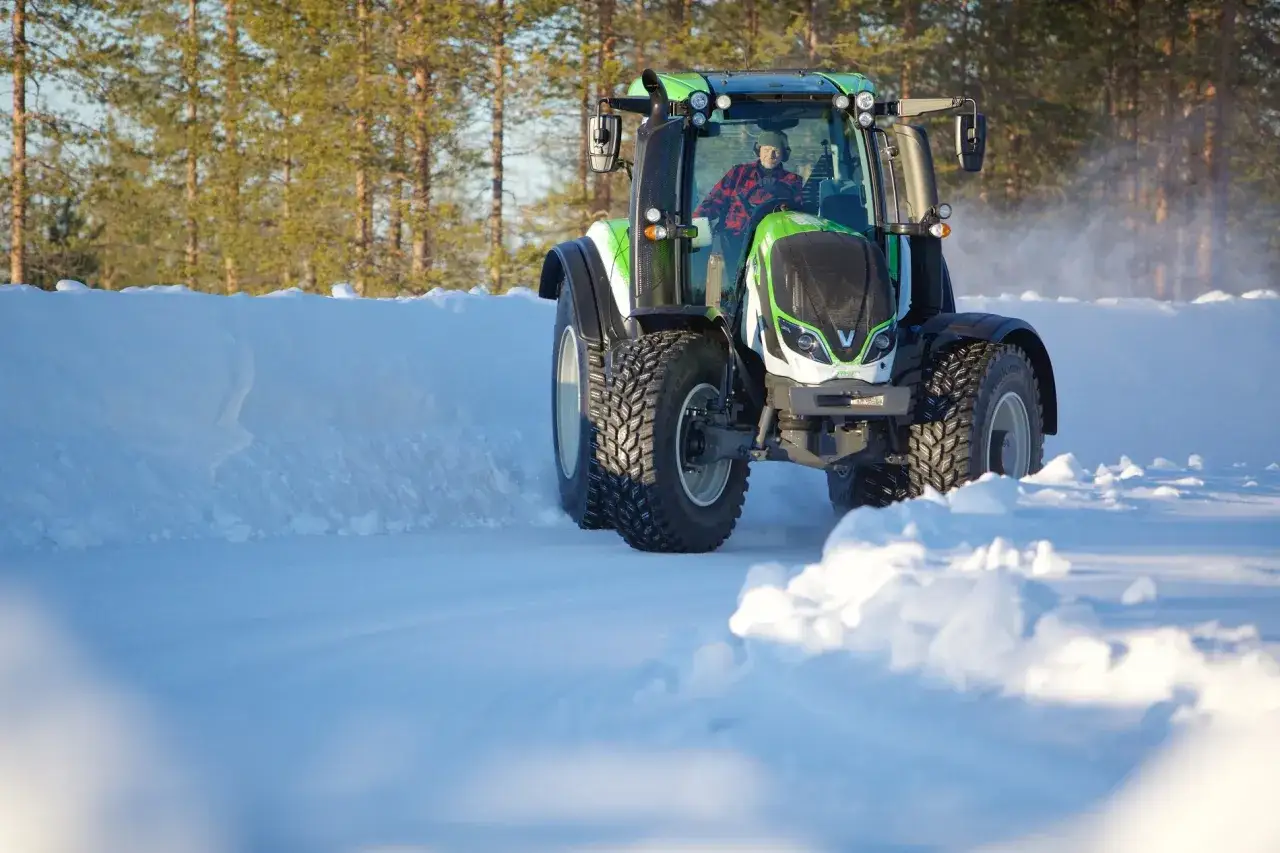 Ciągnik 4x4: Jak dobrać opony, by nie zniszczyć napędu?