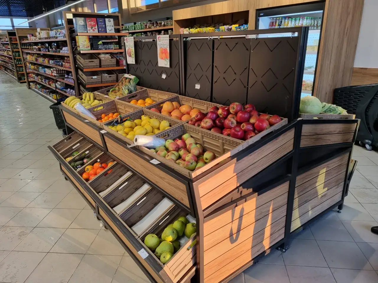 Świeże owoce i warzywa w sklepie w Bukowinie Tatrzańskiej: jabłka, gruszki, cytryny, pomarańcze, banany, kiwi, pomidory, ogórki i kapusta.