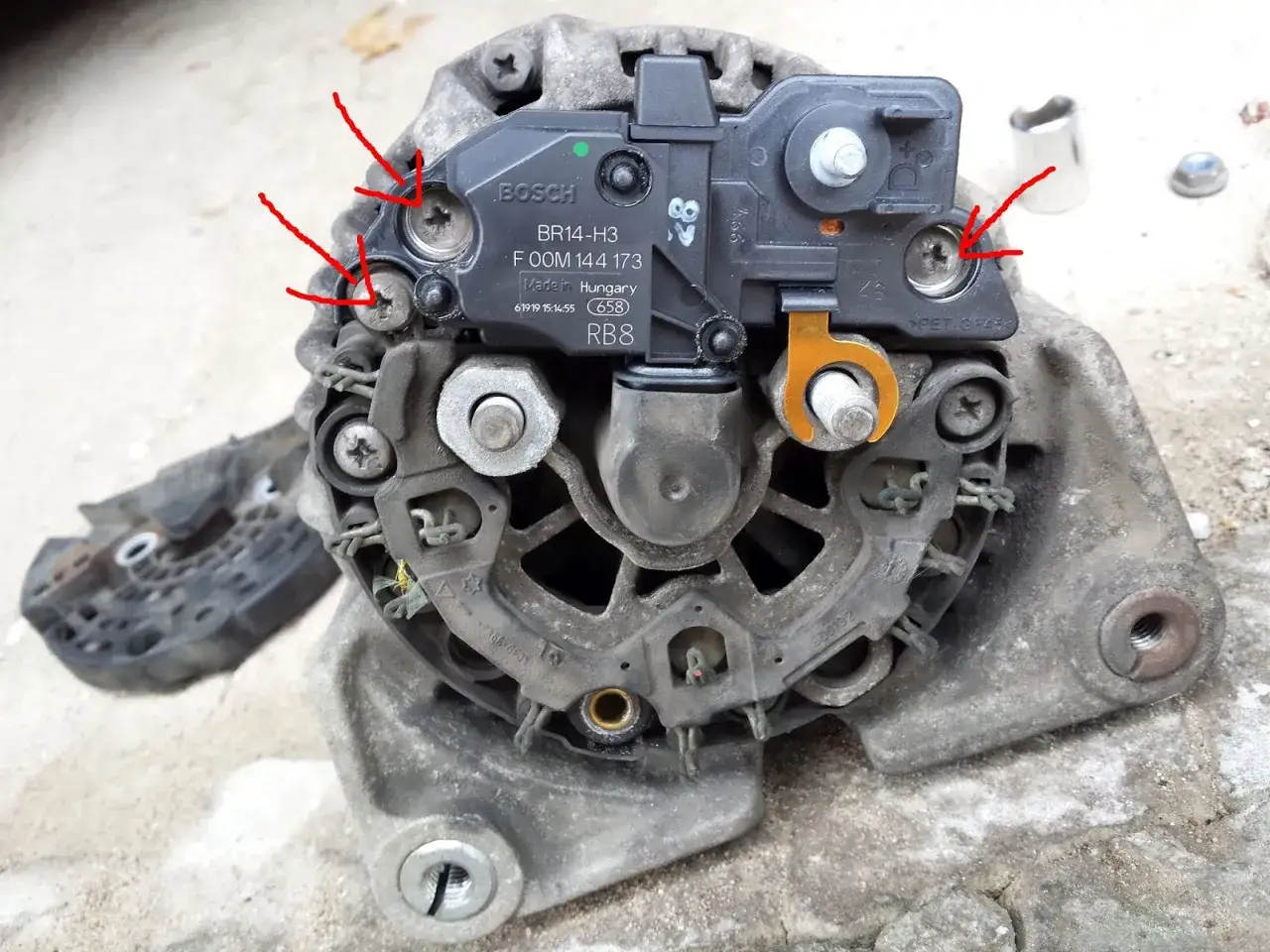 Jak wymienić regulator napięcia w alternatorze – uniknij błędów i zaoszczędź czas