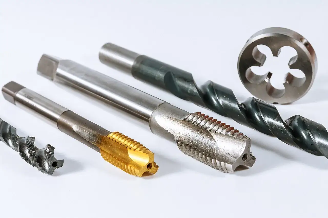 Narzędzia do gwintowania: gwintowniki i wiertła.