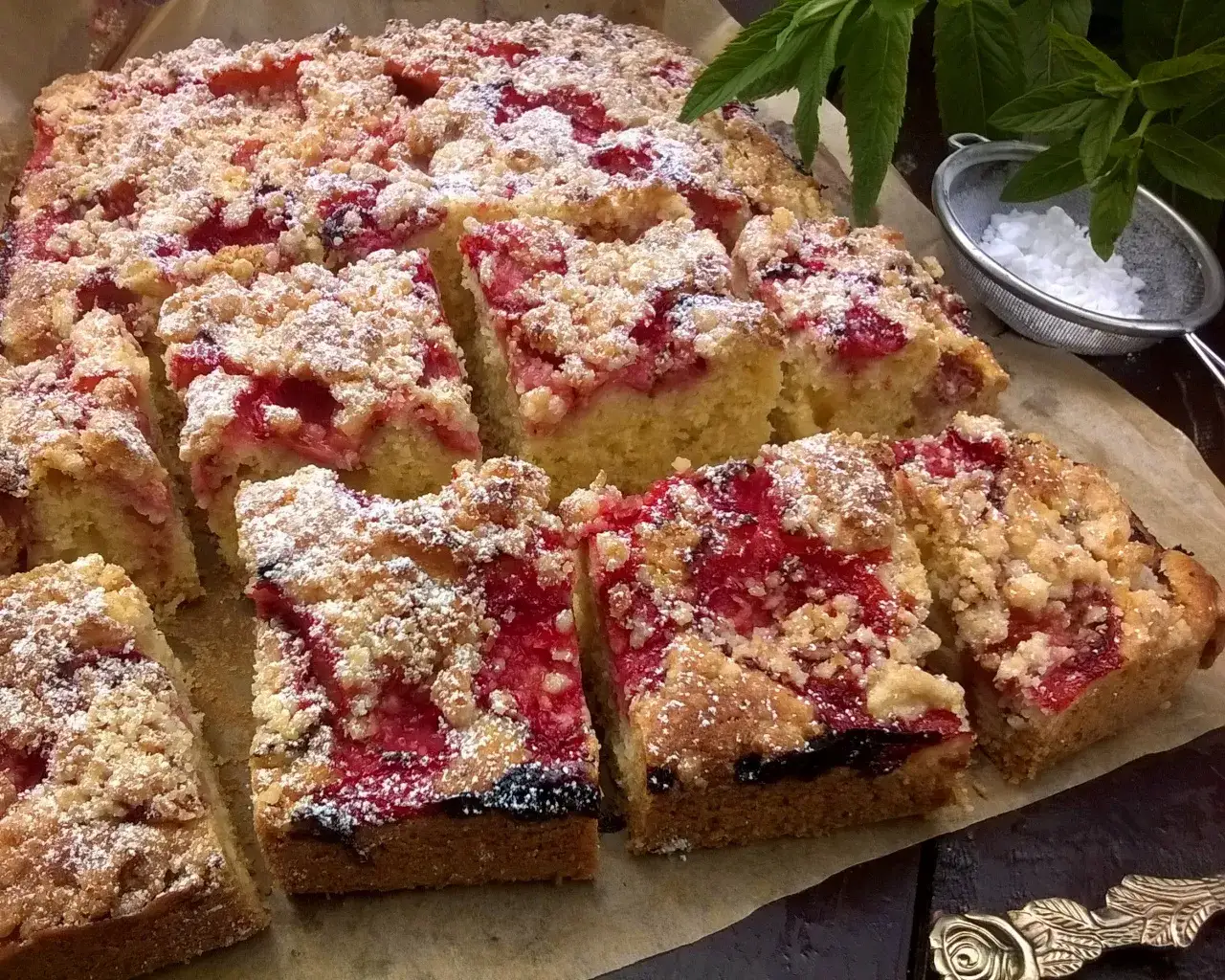 Pyszne ciasto piaskowe z truskawkami. Prosty przepis na domowy deser marzeń