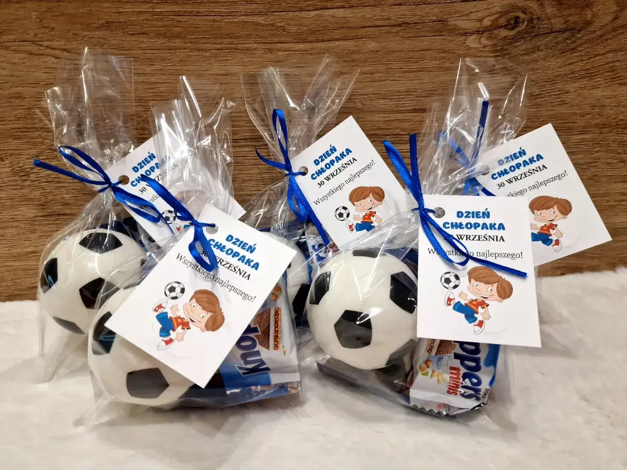 Tanie prezenty na Dzień Chłopaka w szkole? Super pomysły do 20 zł!