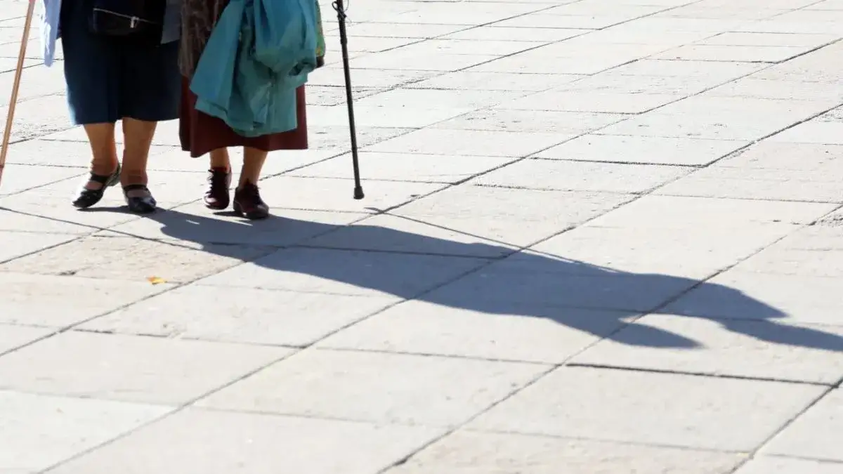 Ile kosztuje opiekunka? Poznaj ukryte koszty i stawki w Polsce