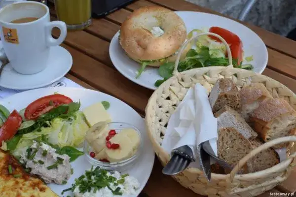 Żoliborz: Gdzie zjeść? Odkryj smaki dzielnicy od śniadania po kolację