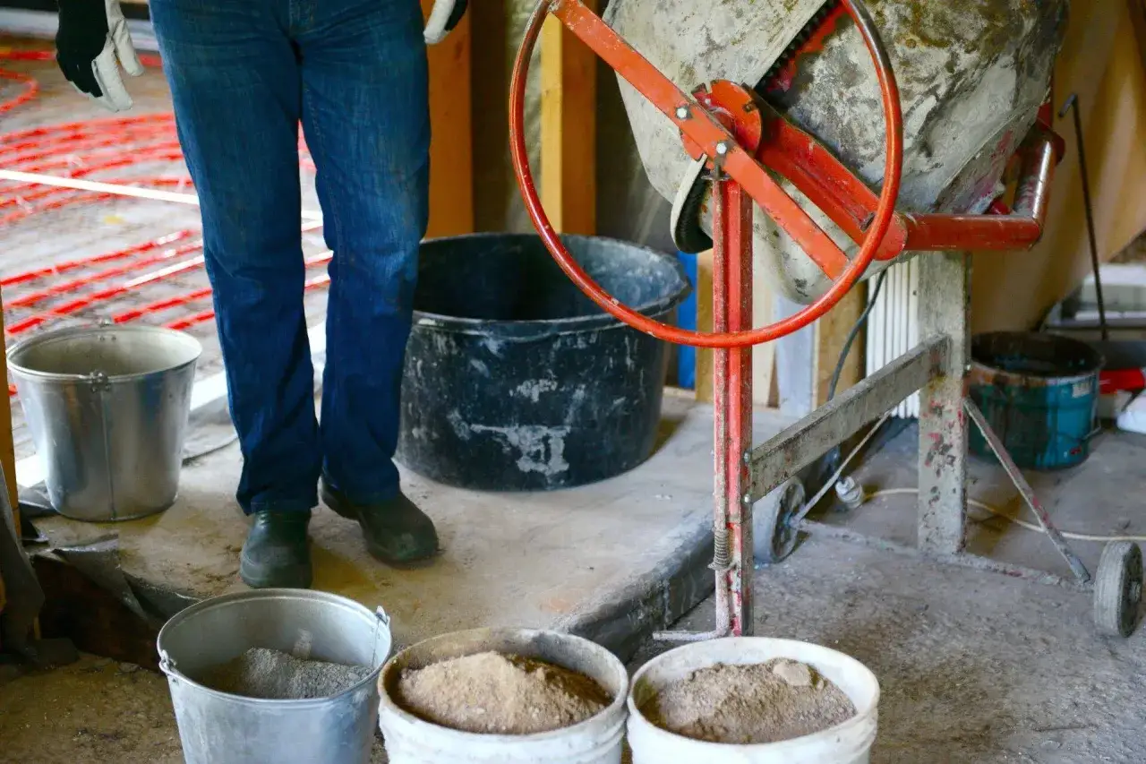 Jak zrobić zaprawę murarską w betoniarce - uniknij najczęstszych błędów
