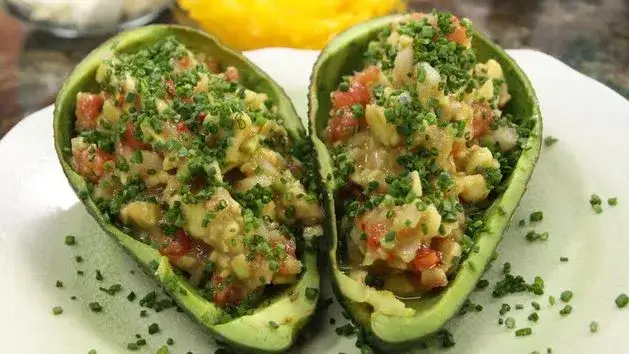 Co to jest guacamole? Poznaj sekrety pysznego sosu z awokado