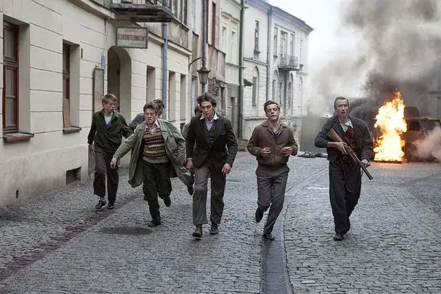 O czym jest książka Kamienie na szaniec? Poznaj jej głębię i bohaterów