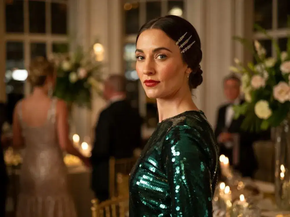 Jaka biżuteria do cekinowej sukienki, by uniknąć modowej wpadki?