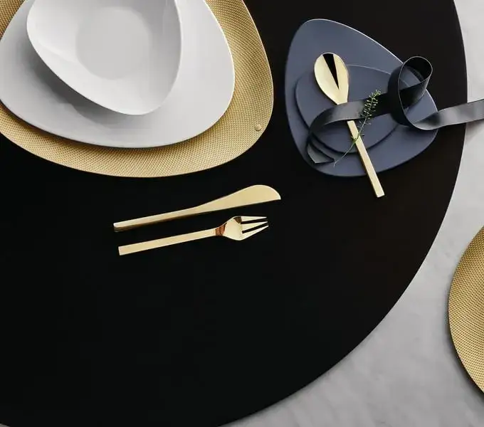 Jak ułożyć talerze na stole, aby zachwycić gości i uniknąć błędów