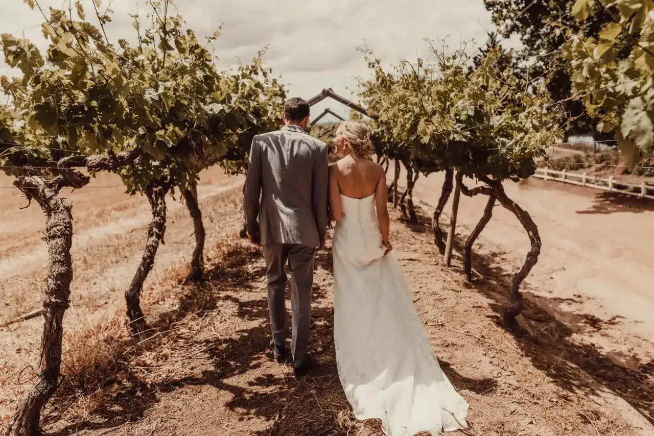 Ile wina na osobę wesele? Sprawdź, ile naprawdę potrzebujesz