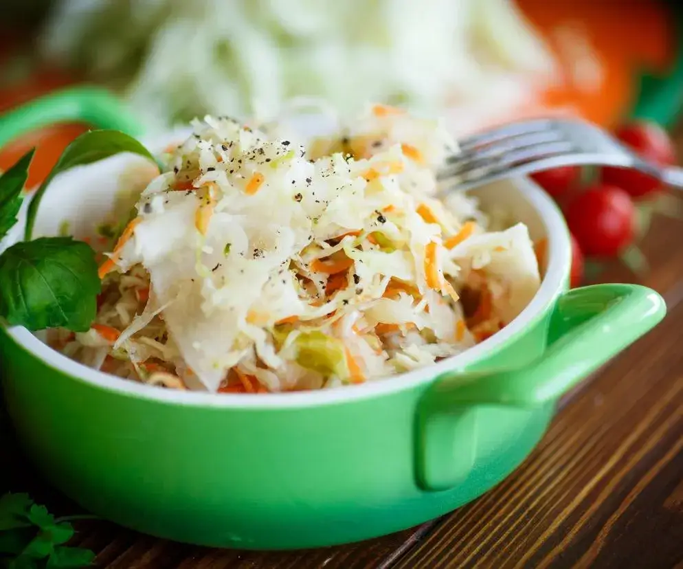 Kapusta kiszona czy zdrowa? Odkryj jej ukryte korzyści i ryzyka