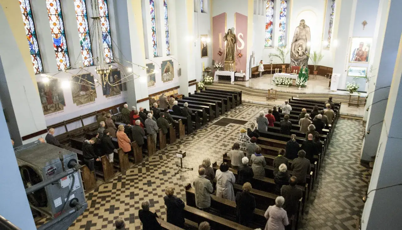 Msza wieczorna w święto: Czy zwalnia z obowiązku? Wyjaśniamy