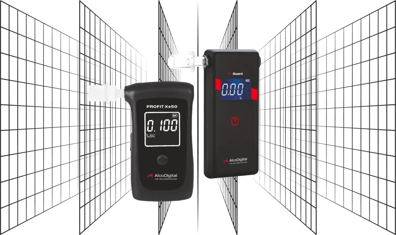 Dwa alkomaty na tle siatki. Jeden pokazuje 0.100 %BAC, drugi 0.00.