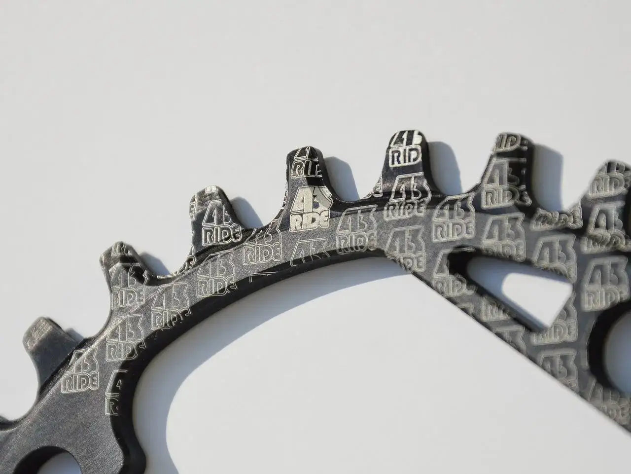 Zębatka rowerowa z wzorem "43 Ride". Wąskie i szerokie zęby tworzą ciekawy, powtarzalny motyw.