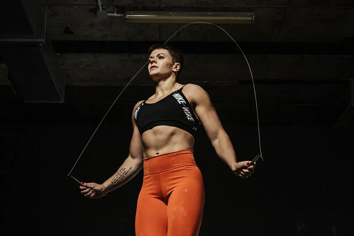 Skakanie na scrollu: Opanuj bunny hop i zyskaj przewagę!