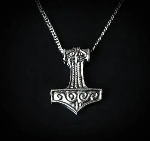 Naszyjnik młot Thora znaczenie: odkryj jego moc i symbolikę