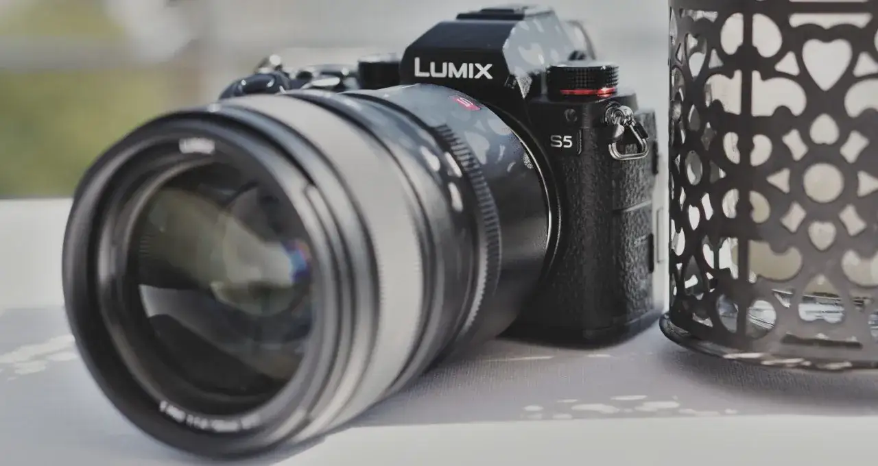 Lumix S5 vs Lumix LX5 - porównanie aparatów, który wybrać?