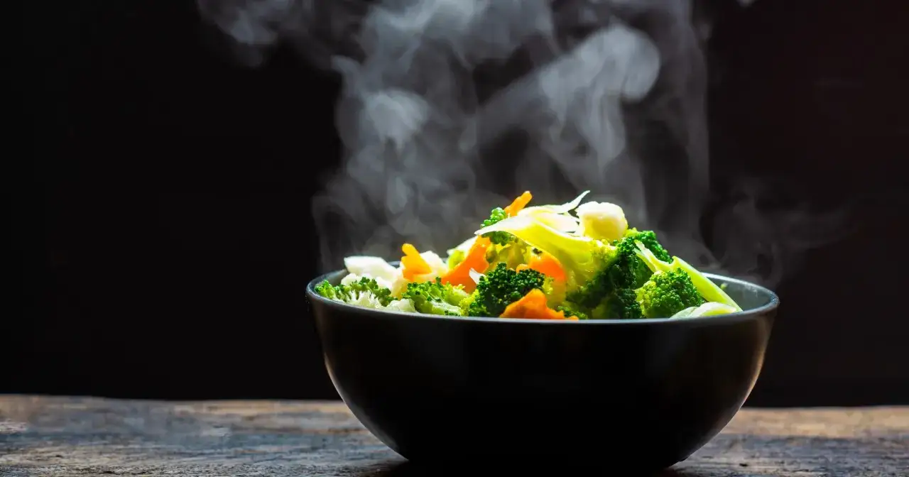 Ile gotować warzywa na sałatkę w szybkowarze, aby były idealne?